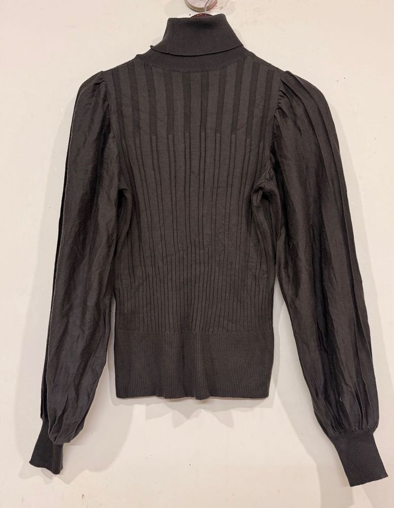 Turtleeck with puffed sleeve top