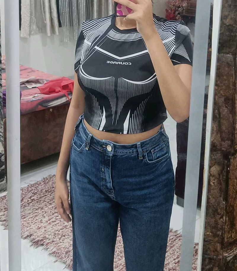 BLACK FITTED CROP TOP