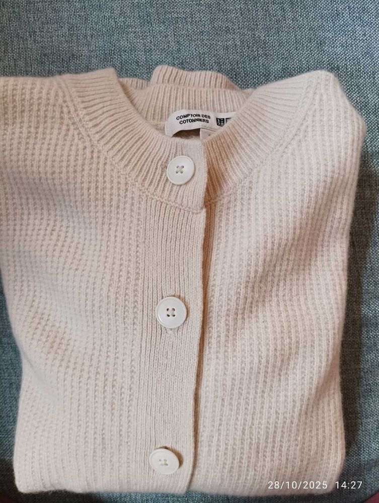uniqlo beige light weight cardigan S-M