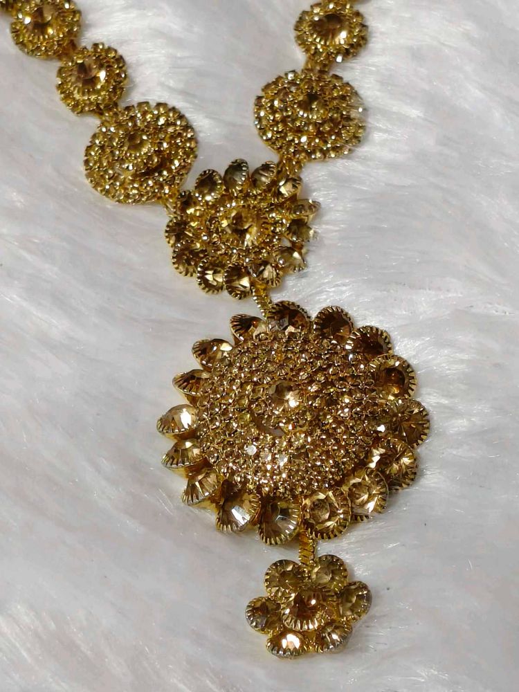 women necklace with earrings