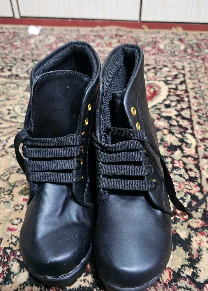 BLACK LEATHER BOOTS!