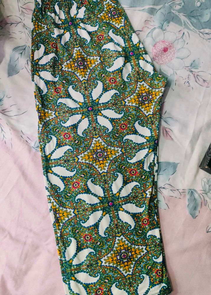 Patterned Capri Leggings