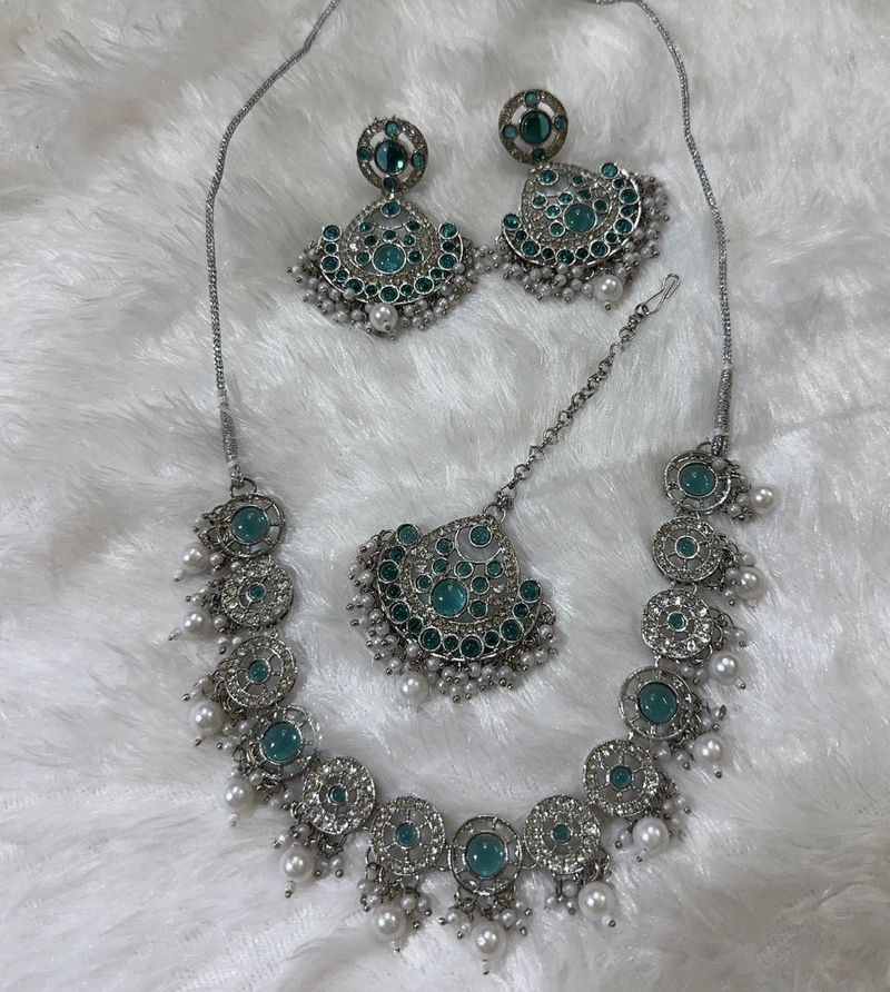 Unused Emerald Green Jewelry Set