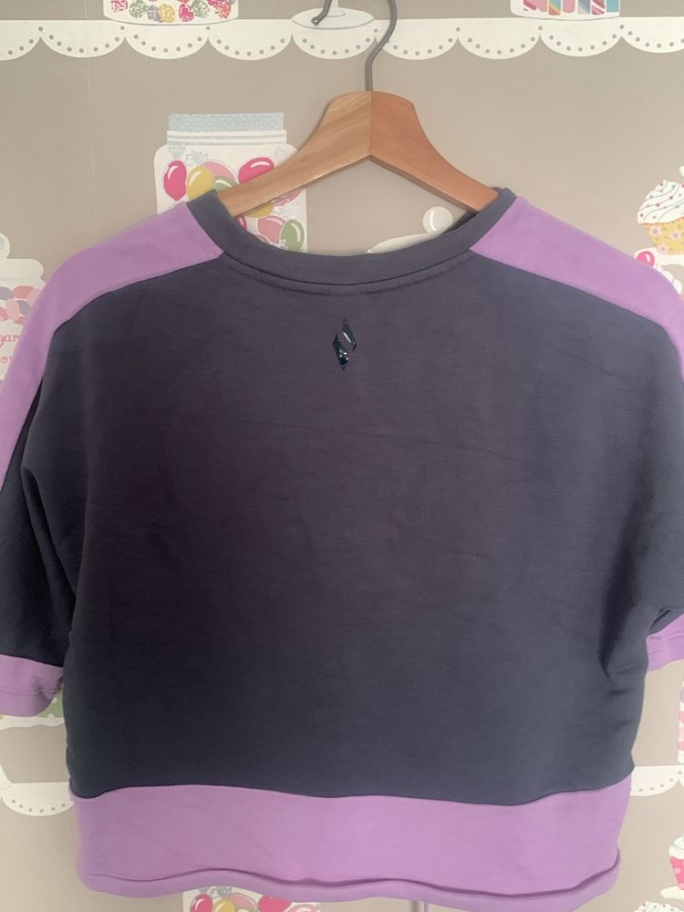 This Crop Top Is From Skechers And The Size Is S This Top Has Not Been Used Much And Is In A Very Good Condition