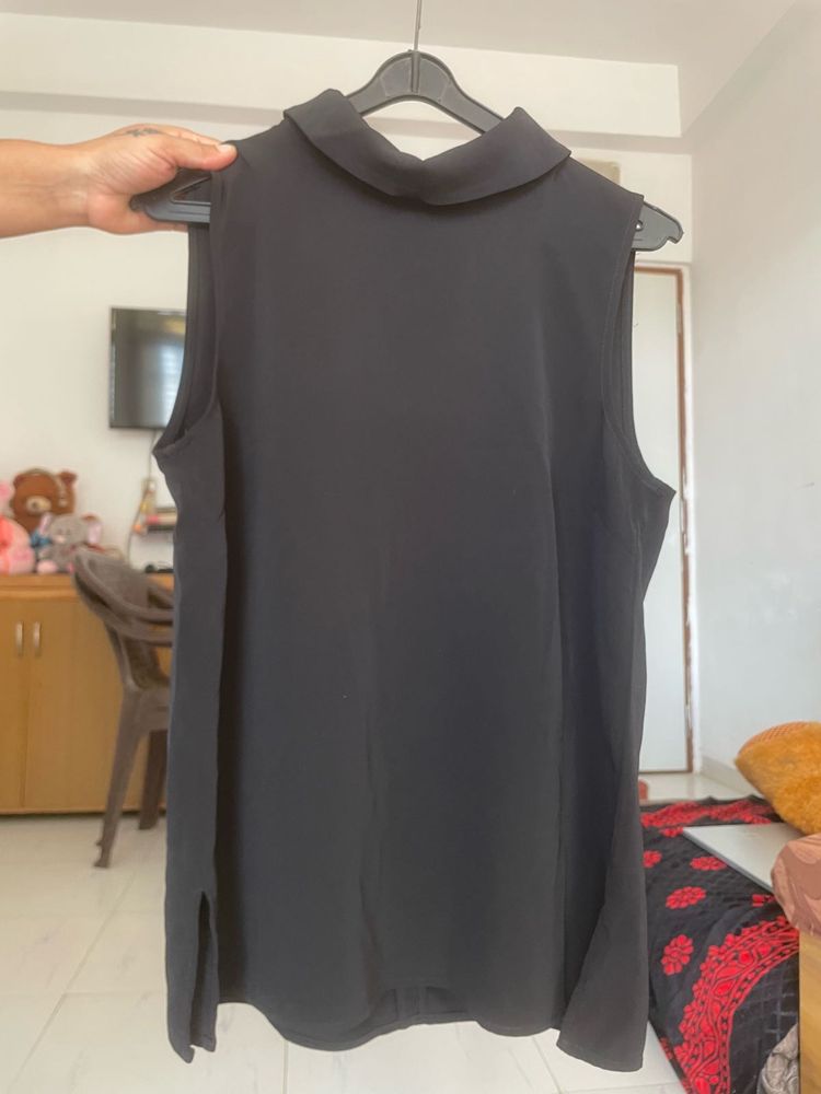 Chic Black Sleeveless Top