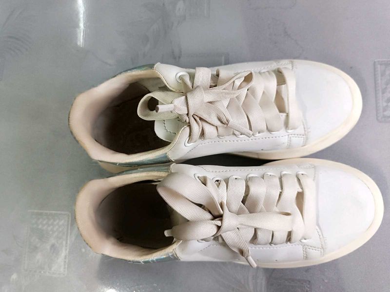 Alexander McQueen Authentic Sneaker.
