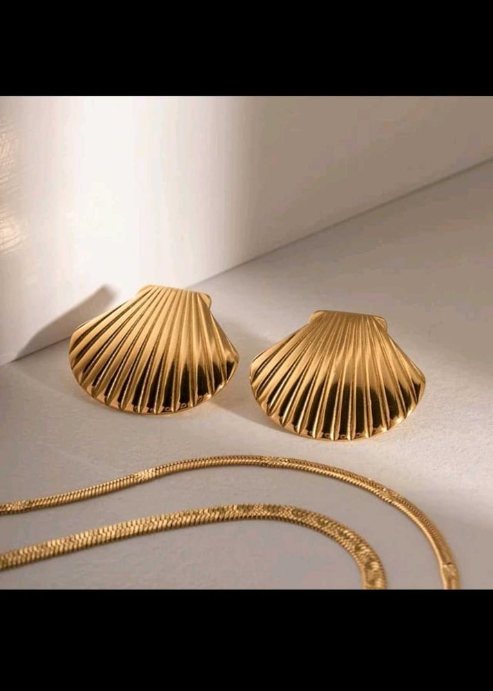 18k Gold Seashell Earrings