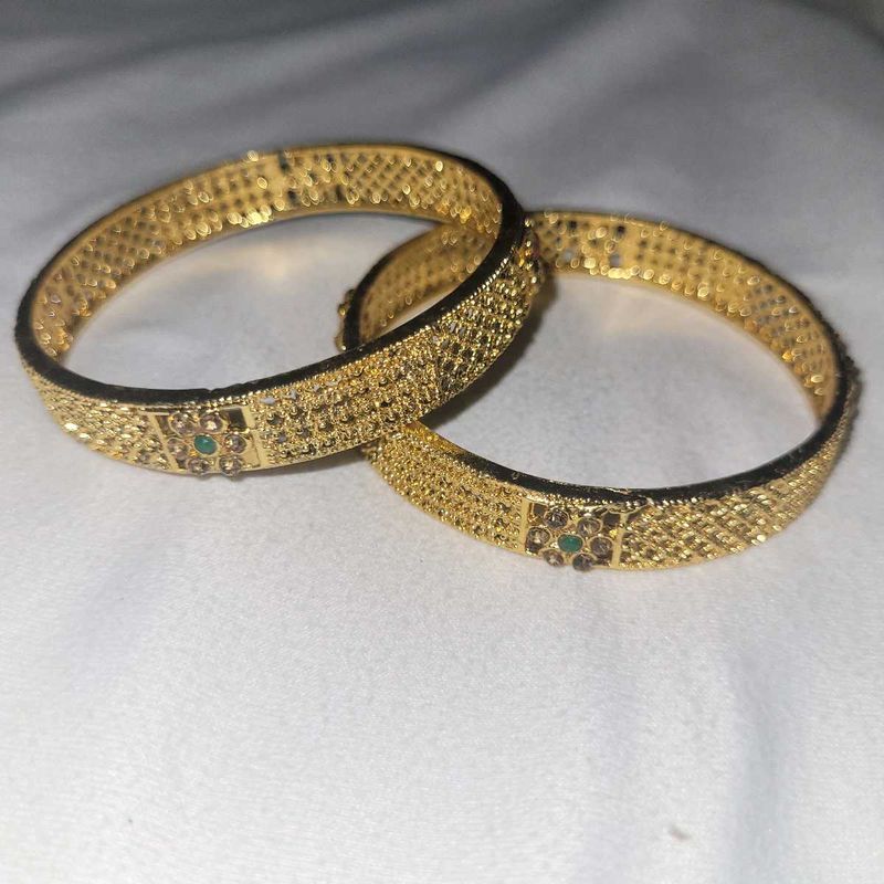 Elegant Gold-Tone Bangle Set