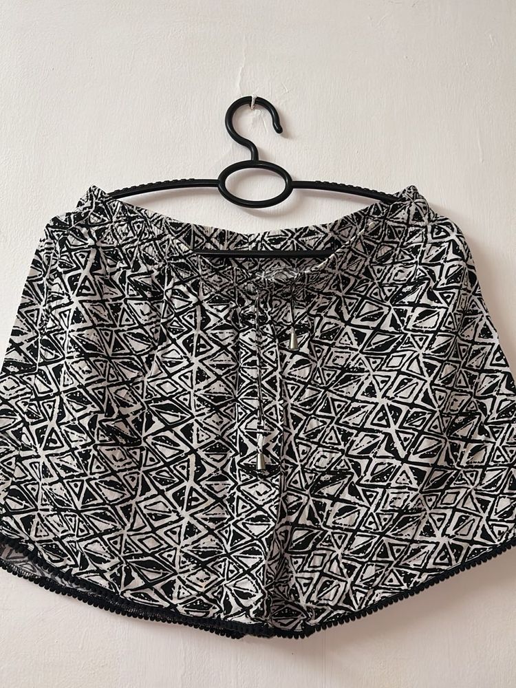 Patterned Black &amp; White Shorts