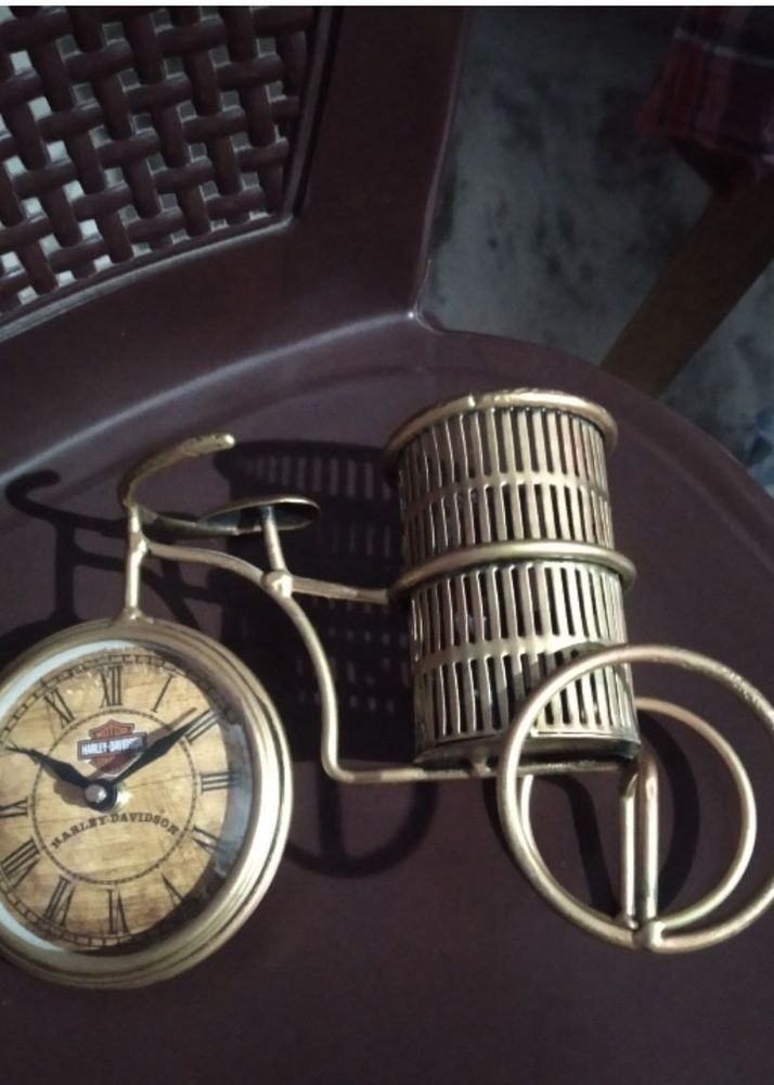 Metal showpiece