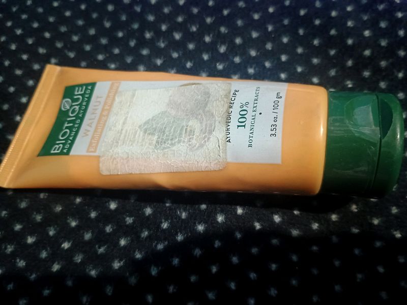Biotique Walnut Explfoliating And Polishing Scrub