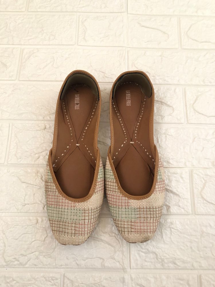 Thread Work Punjabi Juttis