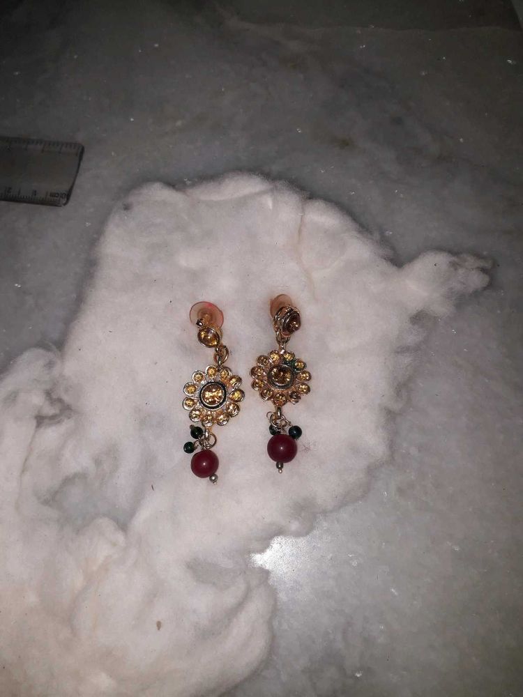 golden and red earrings with mang tika