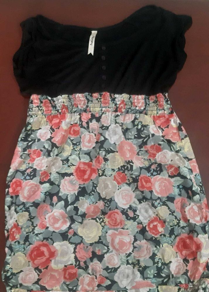 Cute floral top for women size S