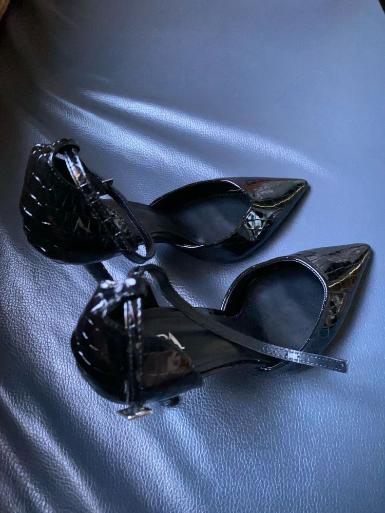 🖤 ✨ ZARA Heeled Shoes with Ankle Strap