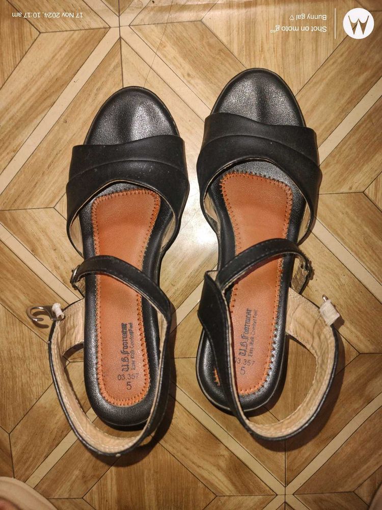Black Platform Heels 🖤