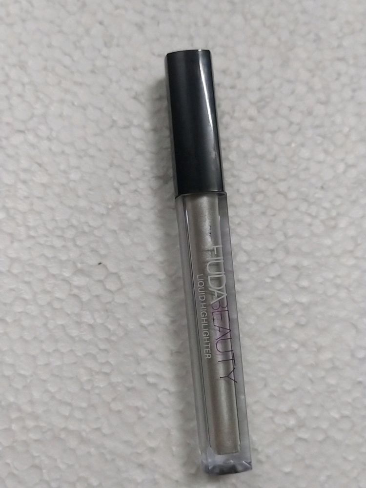 Huda Beauty Liquid Highlighter..