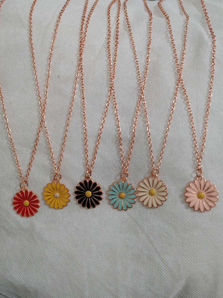 Daisy Flower Pendant Necklaces