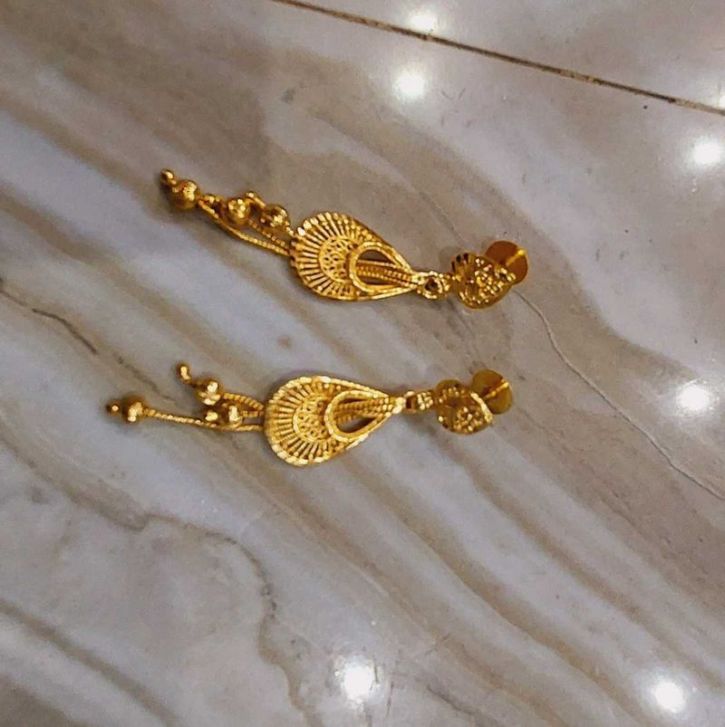 2 Gold Drop Earrings