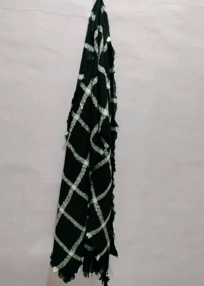 Chic Black &amp; White Checkered Scarf