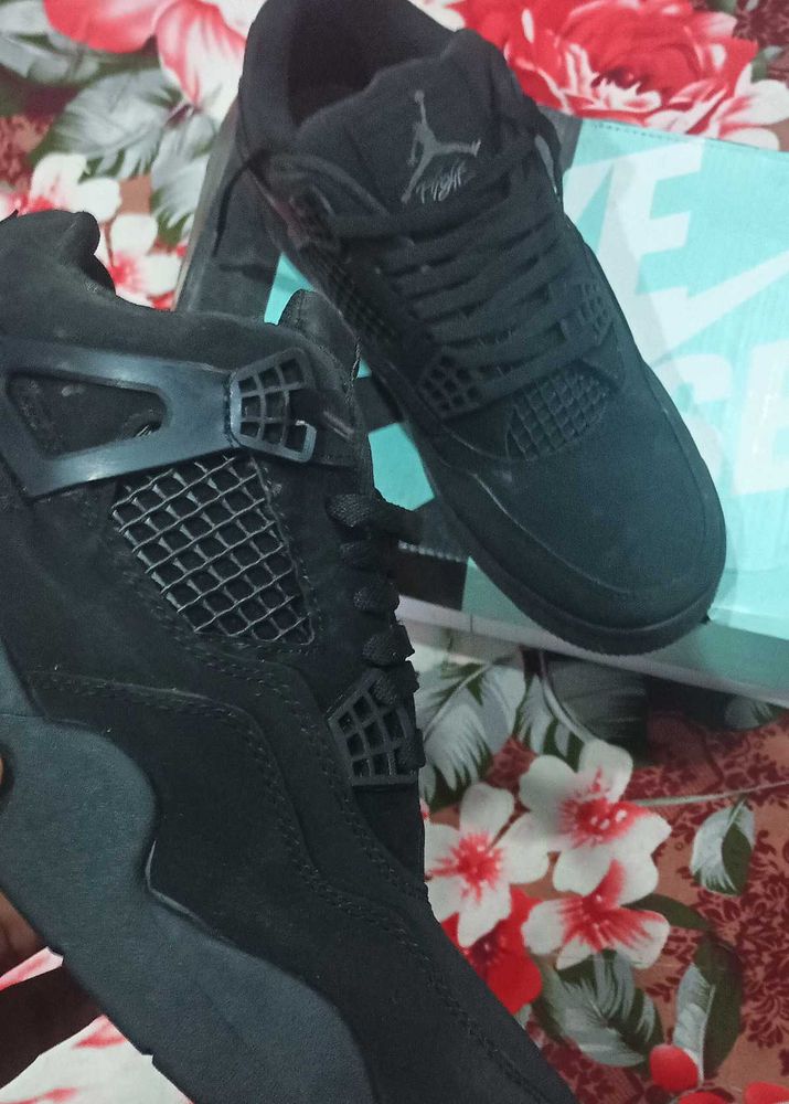 Jordan 4s black cat UA,