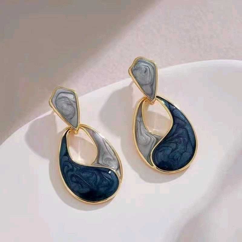1 Pair - Beautiful Dangle Earrings