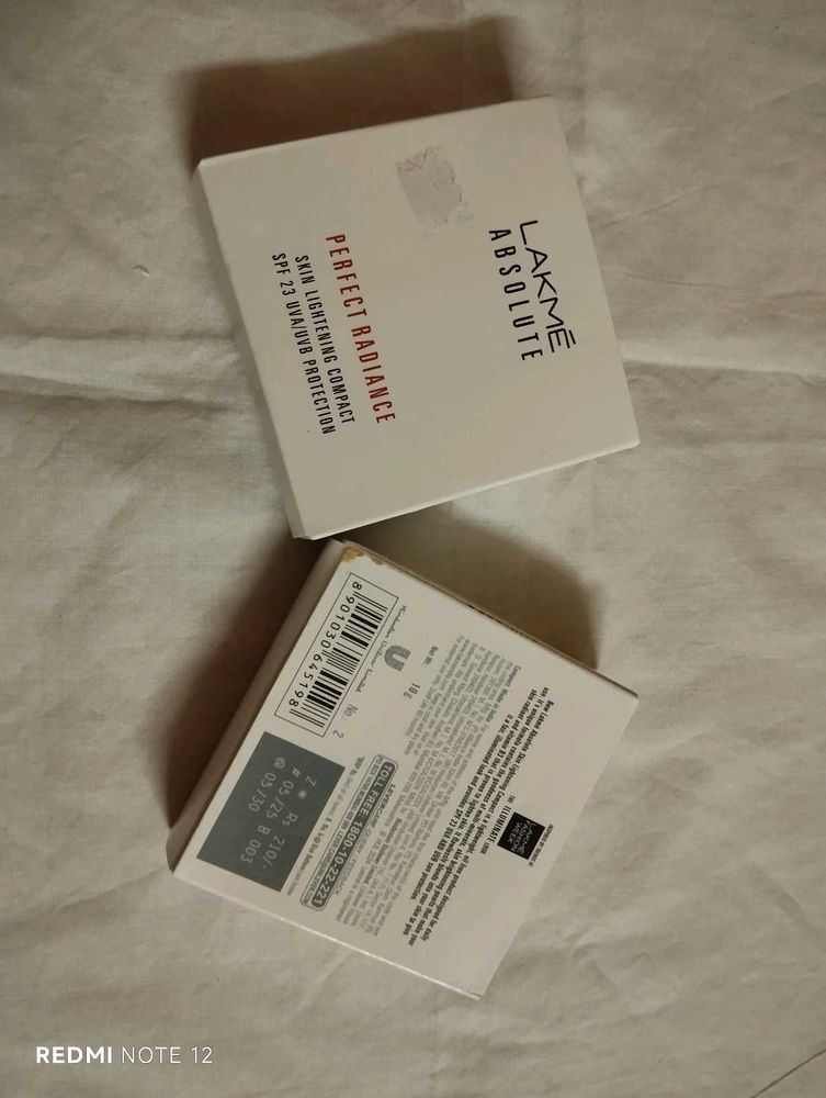 Lakme Absolute Compact