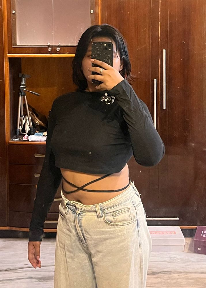 Black full sleeve tie up crop top