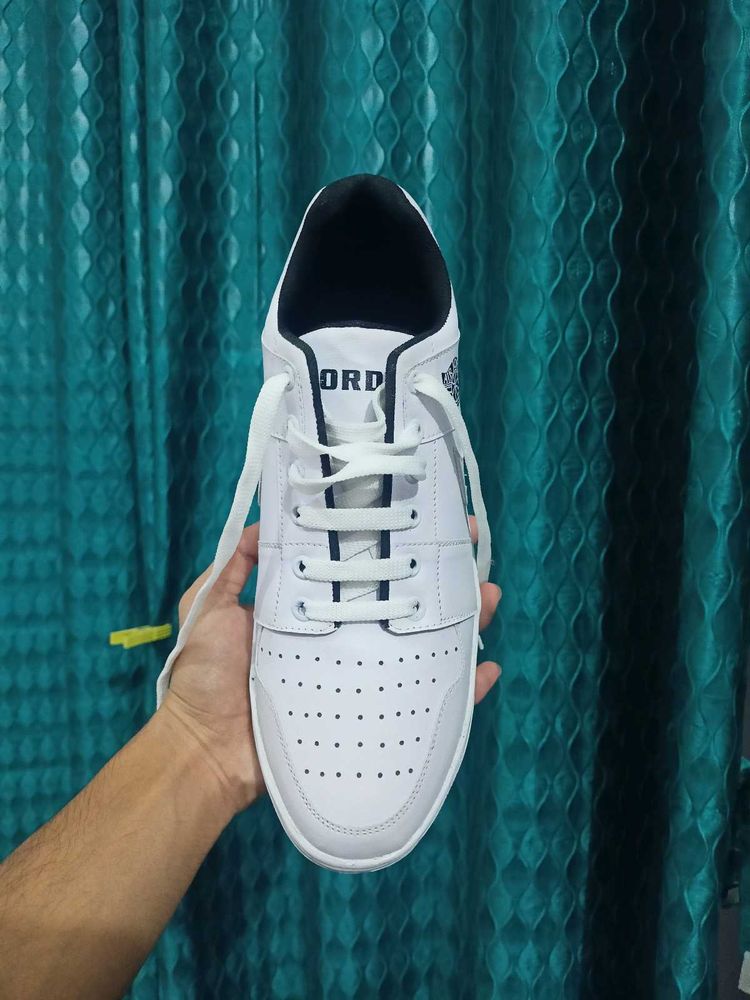 Minimal Casual White Sneakers