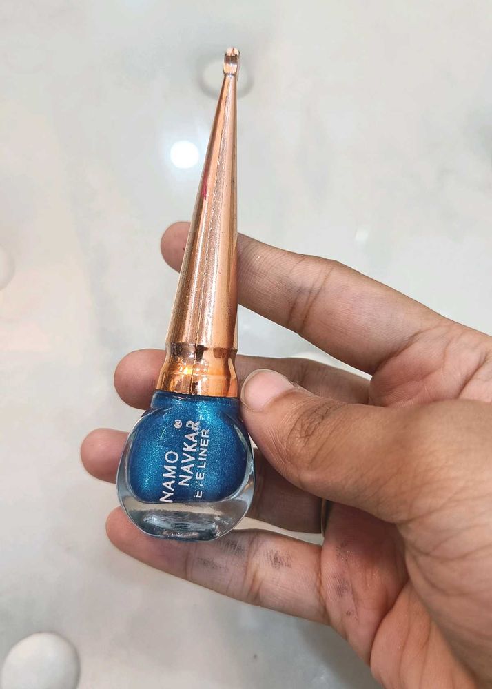 Sparkling Blue Glitter Eyeliner