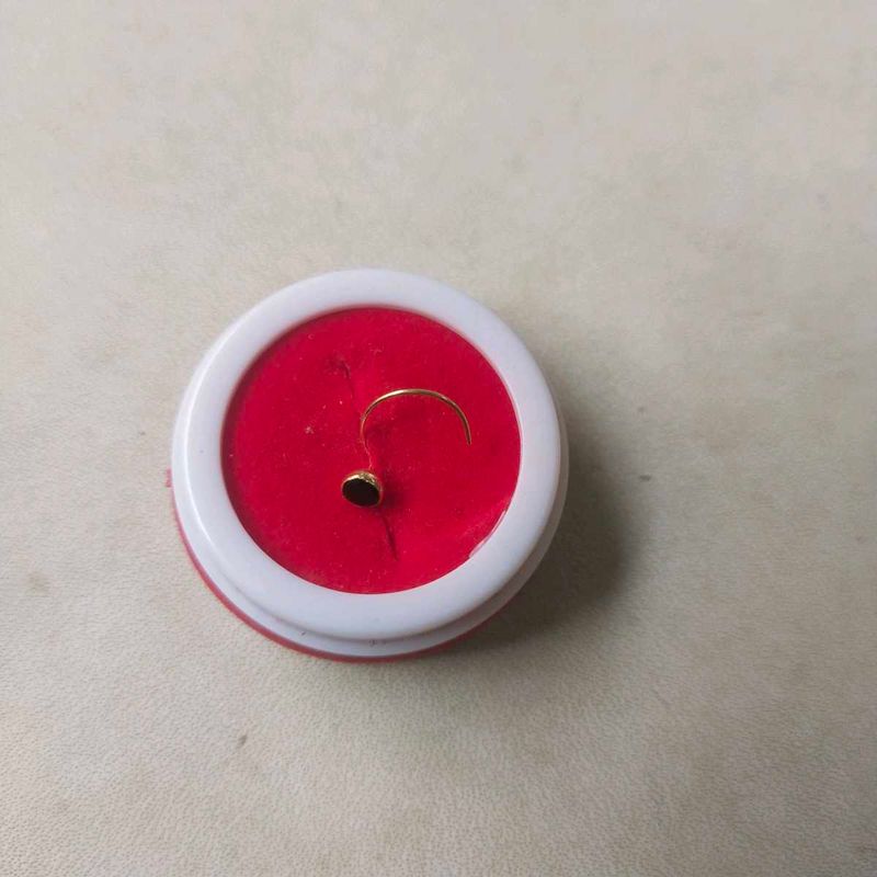 22C Pure Gold Round Black dimond nose pin