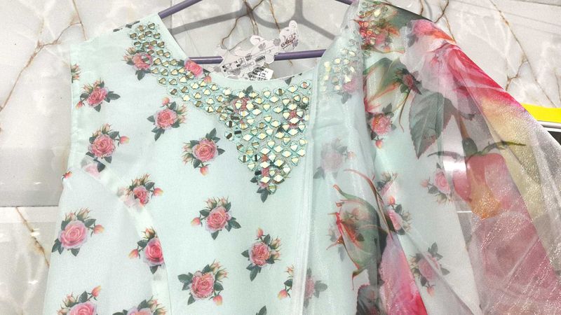 New Floral Embroidered Kurta Set