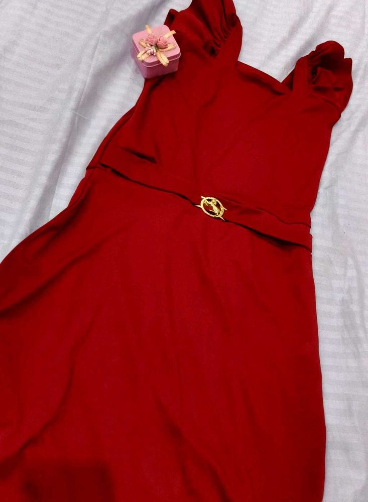 Elegant Red Party Dress with Gold Buckle