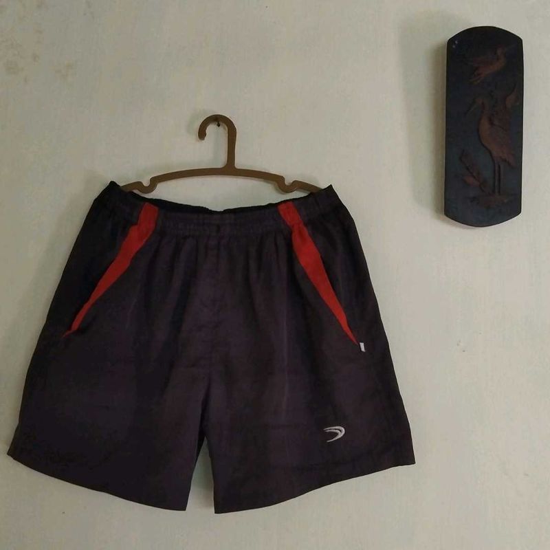 Men&#39;s athletic shorts with red accents + Face Mask