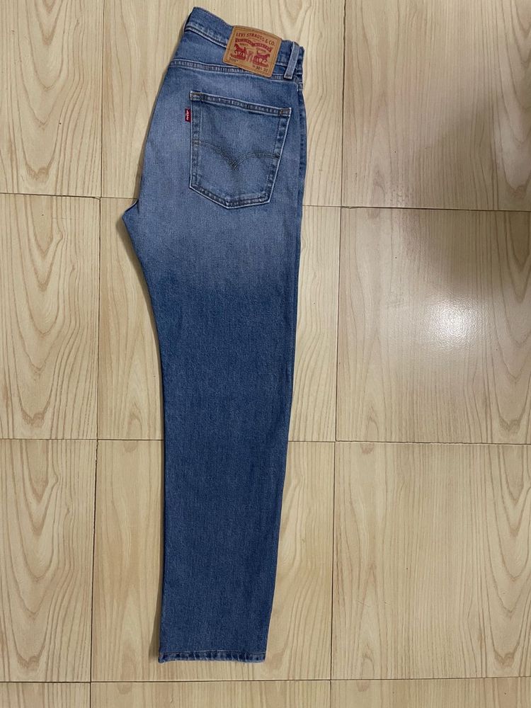 Levis Straight Fit Jeans