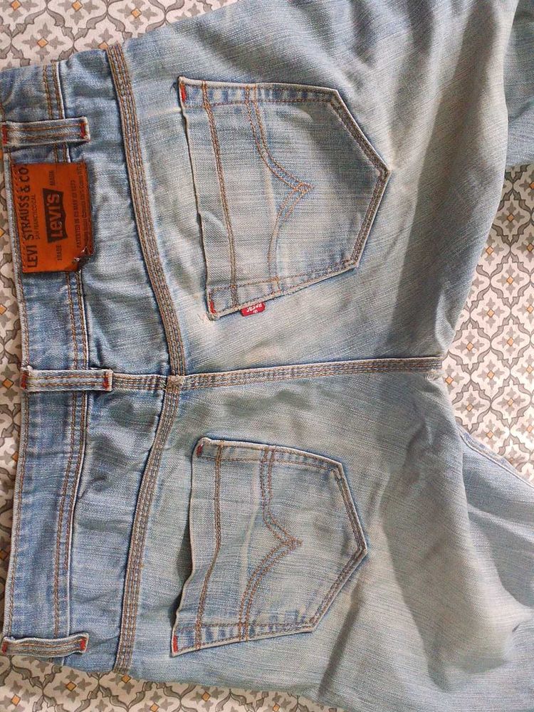 @99 Levi&#39;s Light Wash Jeans