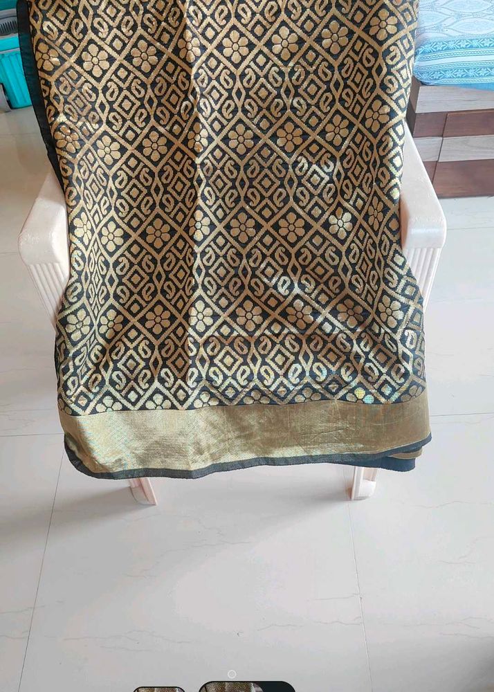 Elegant Black &amp; Gold Saree