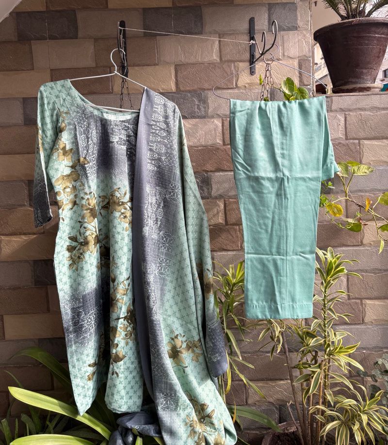 Women&#39;s Winter Suit with Stole