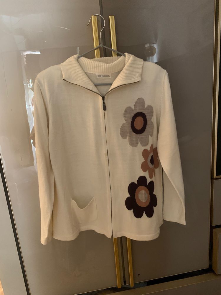 knitted, beige sweater with zip
