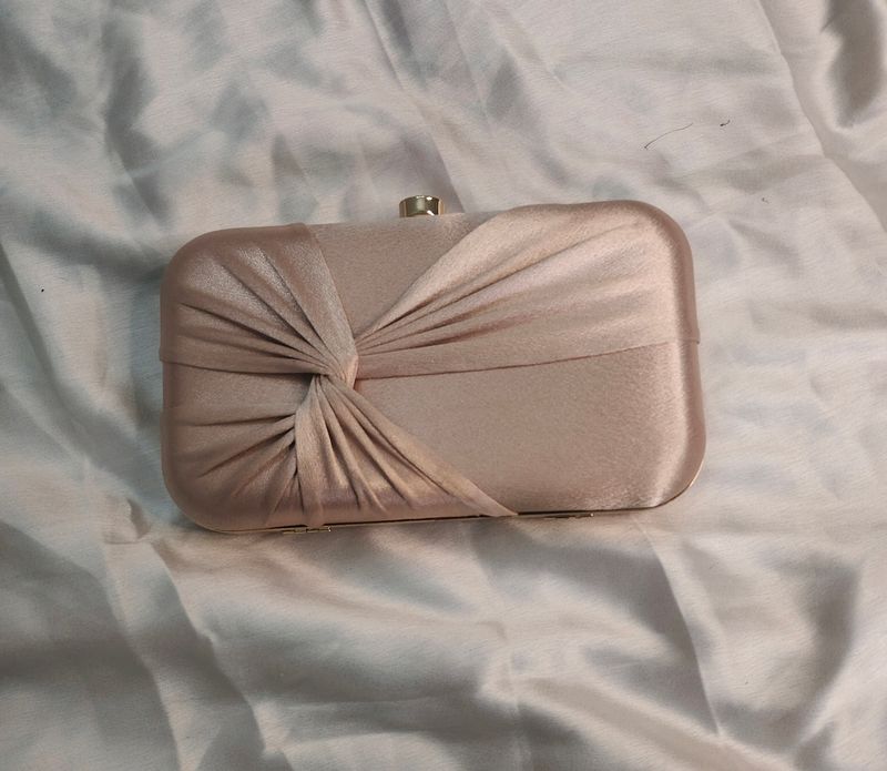 Clutch With Sling Chain And Handle