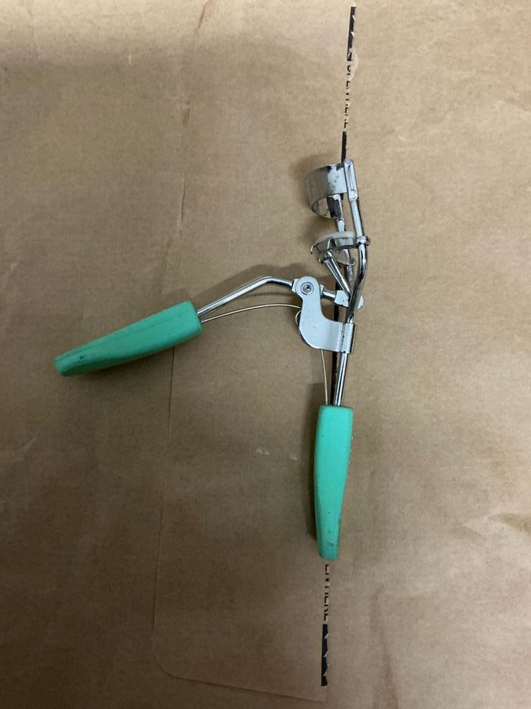 Eyelash curler