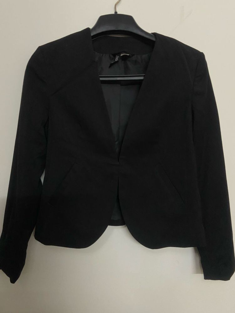 Classic Black Blazer - Elegant &amp; Versatile