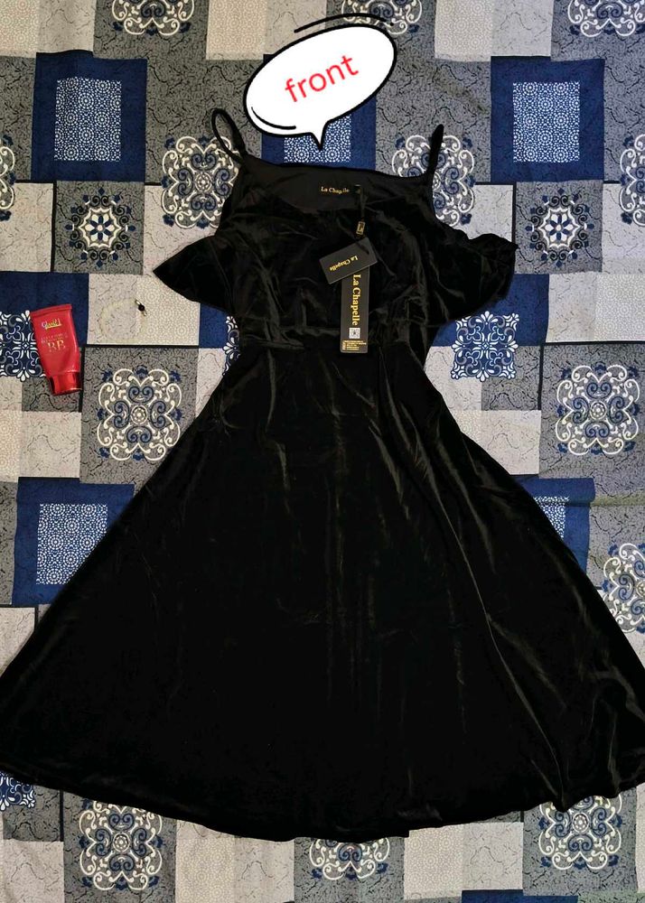 (La Chapelle Elegant Black Velvet Dress)
