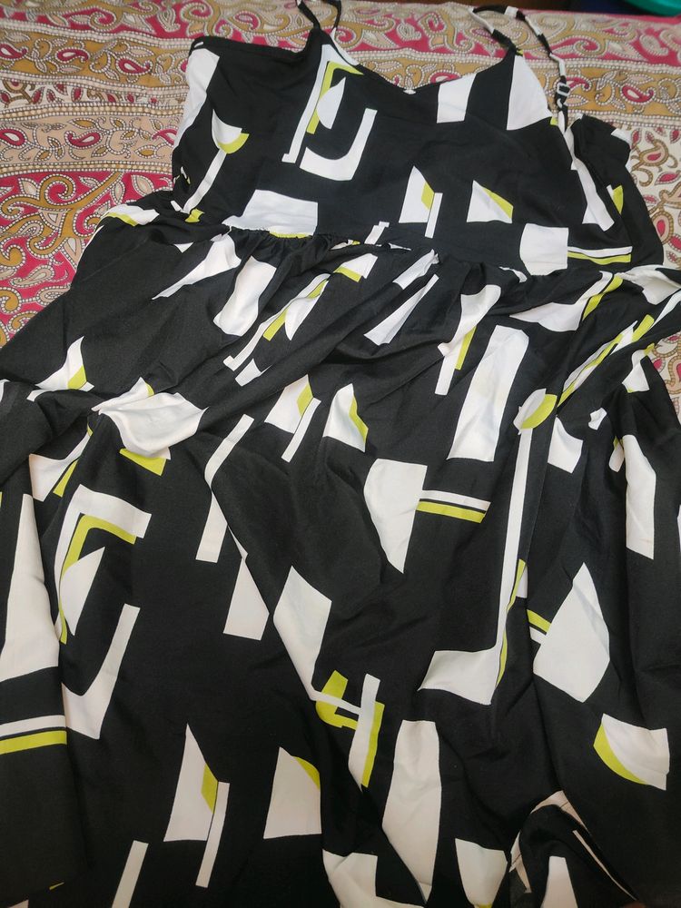 Women Flowy Dress In Size L