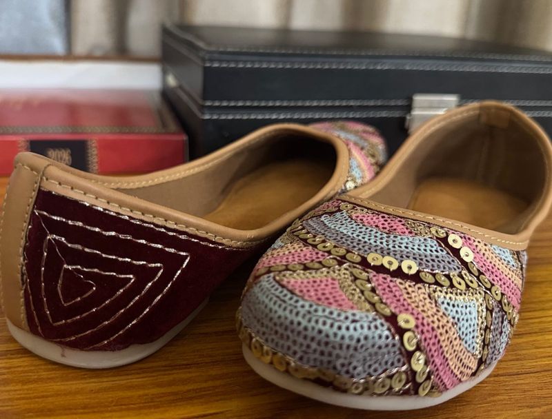 Embroidered Ethnic Juttis