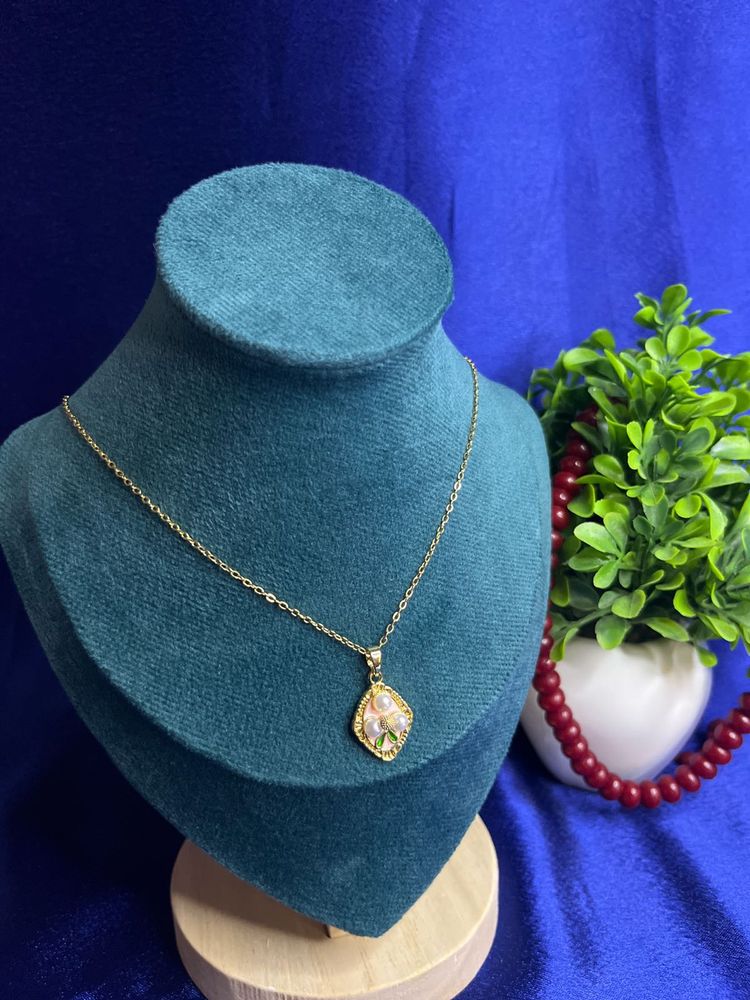 Elegant Floral Pendant Necklace