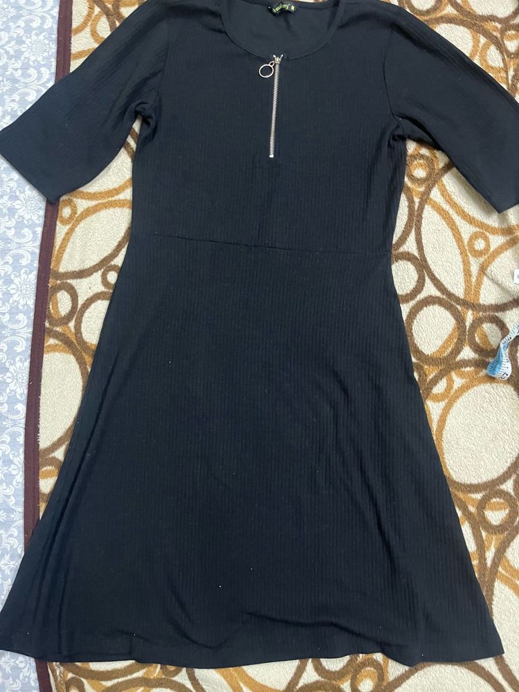 Chic Black Dress with Zipper Detail