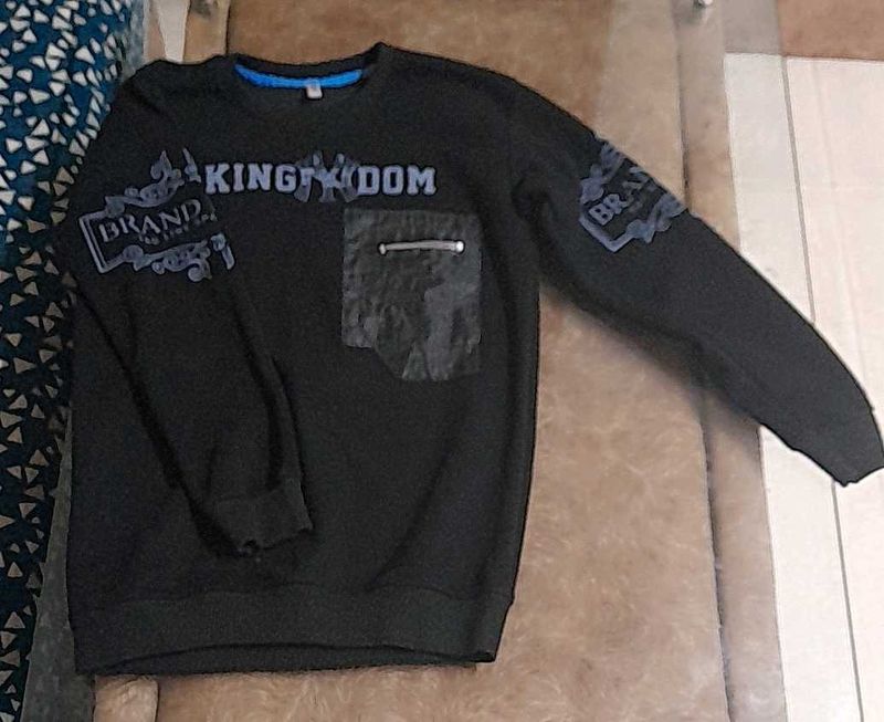 Stylish Black Sweatshirt