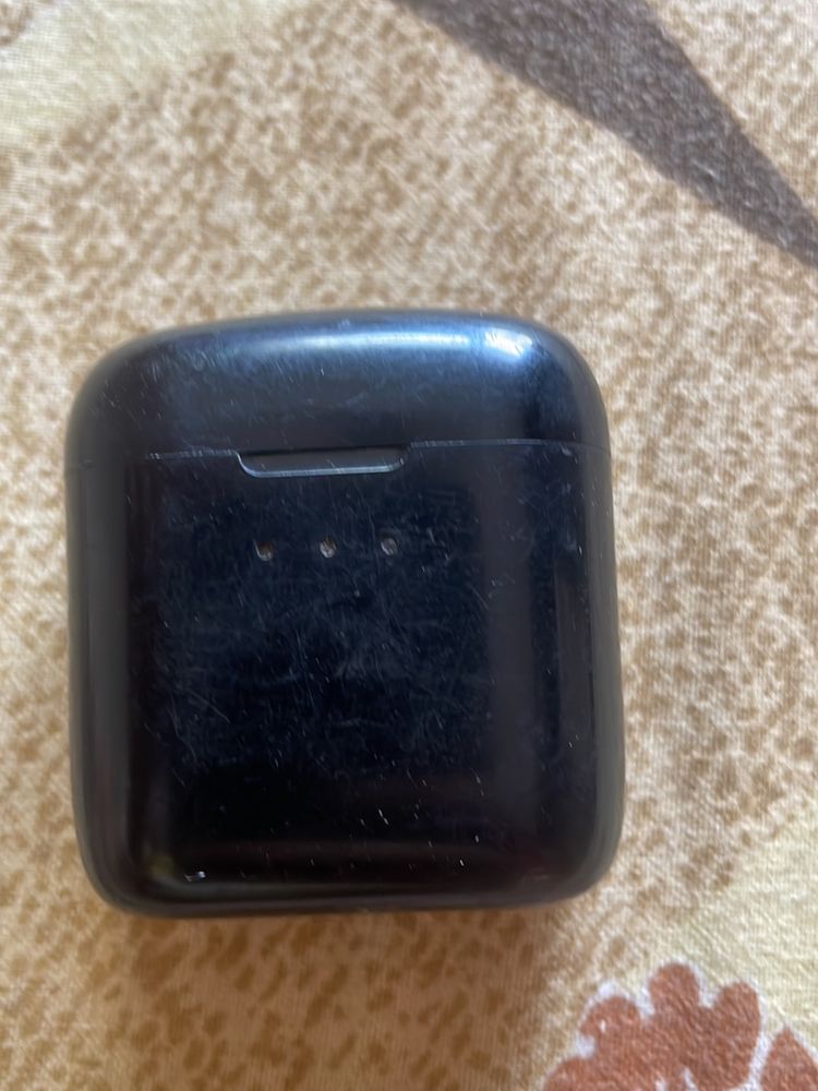 Boat Airdopes old. Only Cash deal acceptable