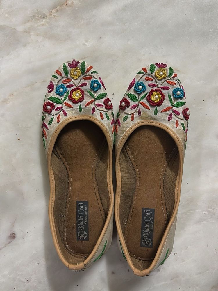 Floral Embroidered Jutti